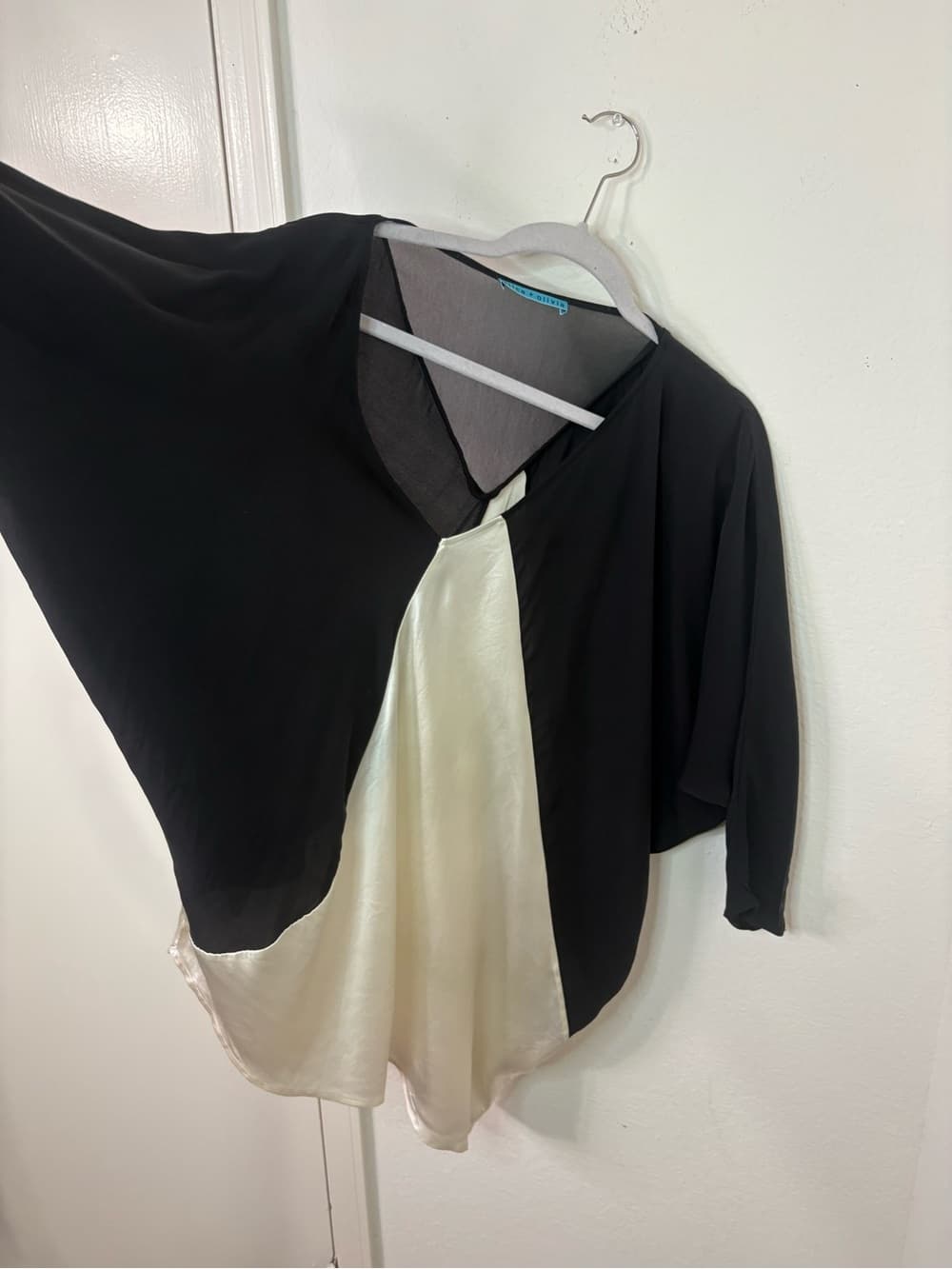 Alice + Olivia Silk Colorblock Dolman Sleeve Blouse asymmetrical Hem black white - Thumbnail 14