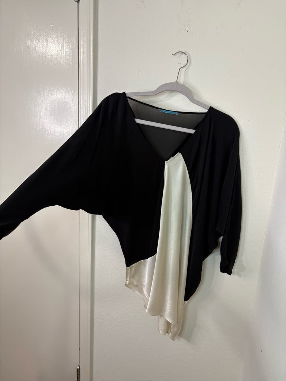 Alice + Olivia Silk Colorblock Dolman Sleeve Blouse asymmetrical Hem black white - Thumbnail 10