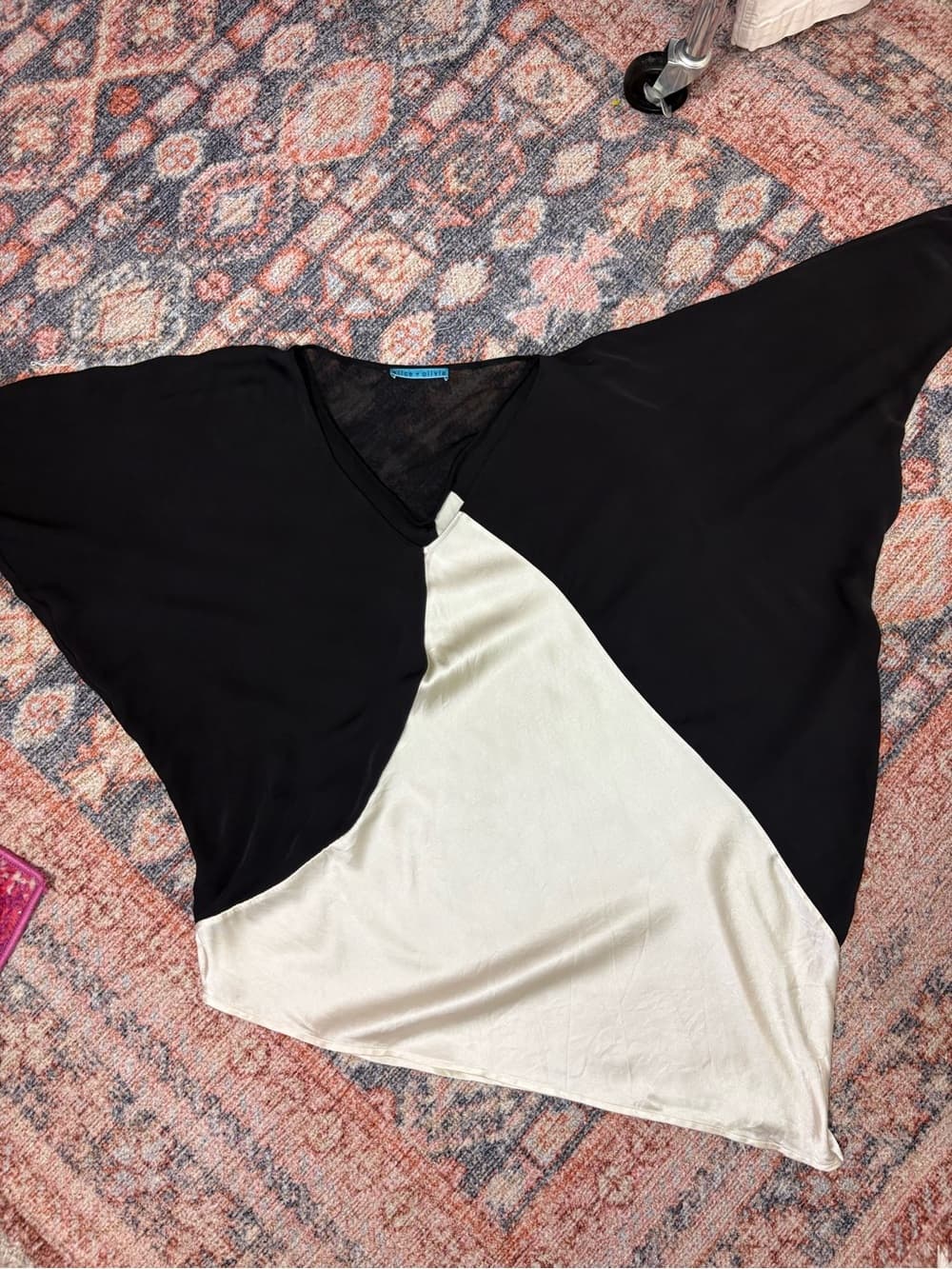Alice + Olivia Silk Colorblock Dolman Sleeve Blouse asymmetrical Hem black white - Thumbnail 13