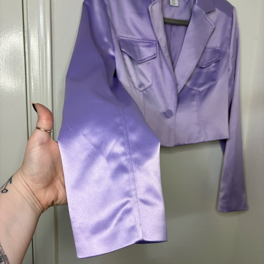 House of Harlow 1960 Gianna Cropped Satin Blazer in lilac - Thumbnail 3
