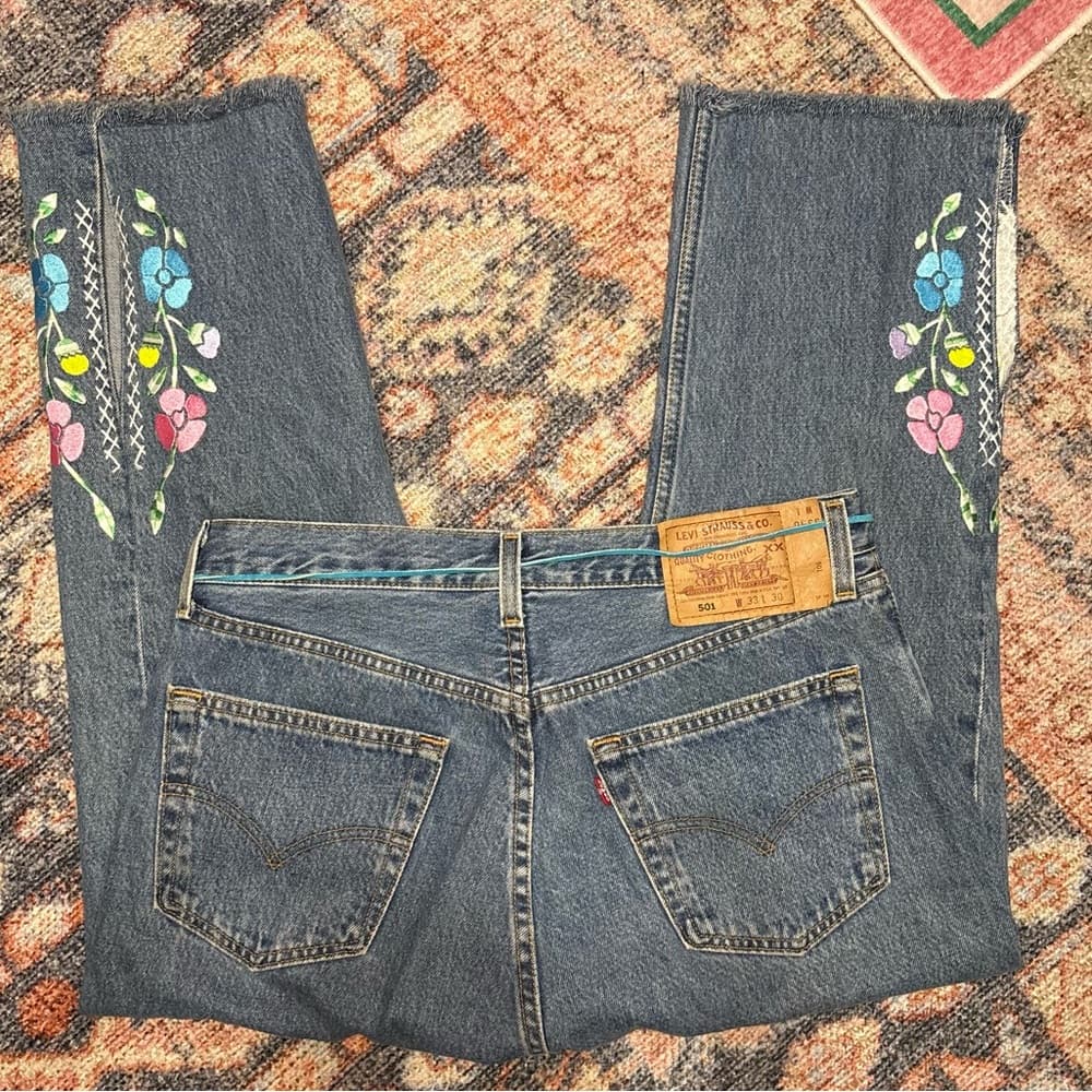 Levi 501 Embroidered Women’s Cropped Jeans with Slits - Thumbnail 9