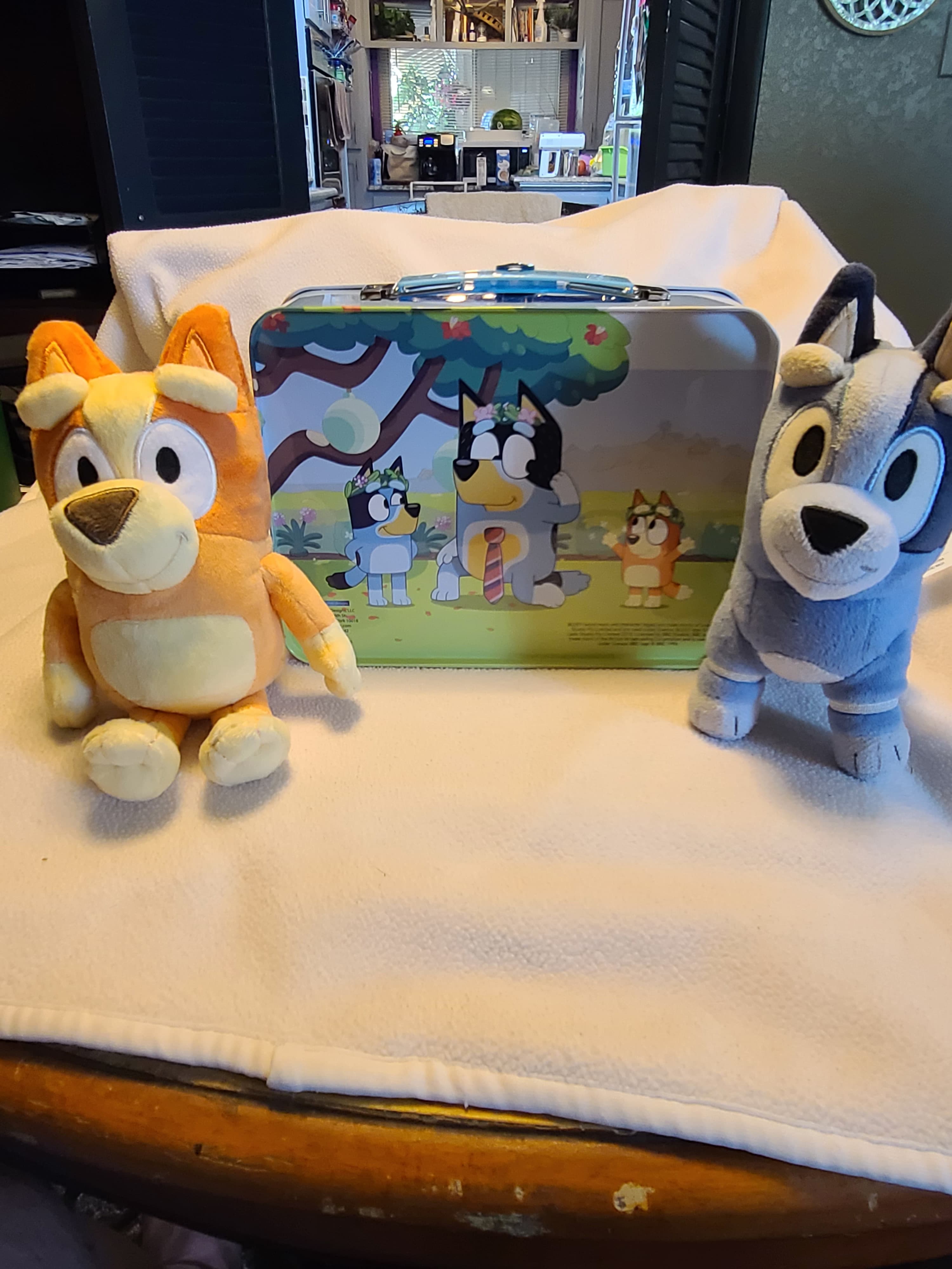 Bluey Metal Lunch Box with Bluey and Bingo Plush Toy - Thumbnail 3