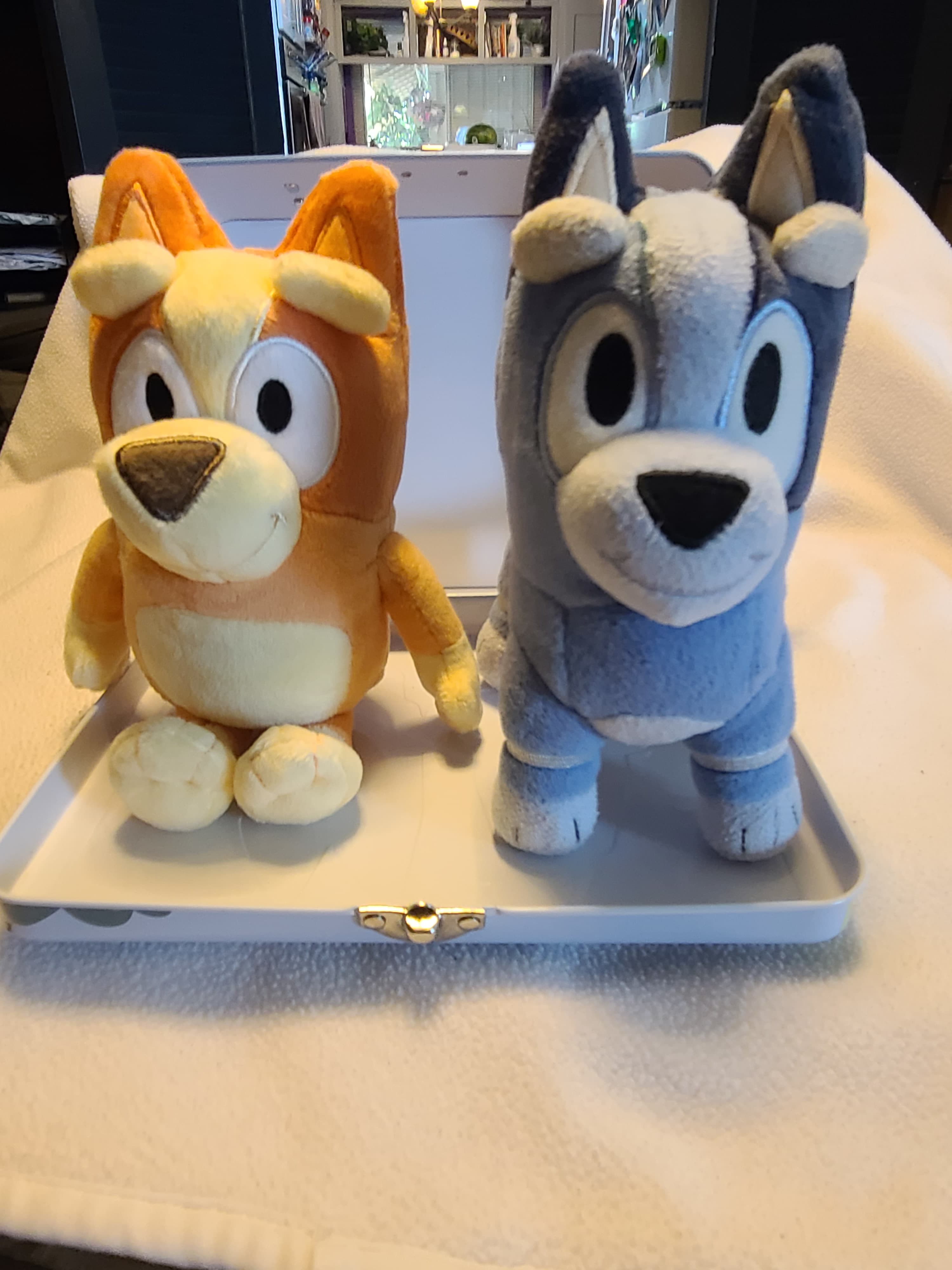 Bluey Metal Lunch Box with Bluey and Bingo Plush Toy - Thumbnail 5