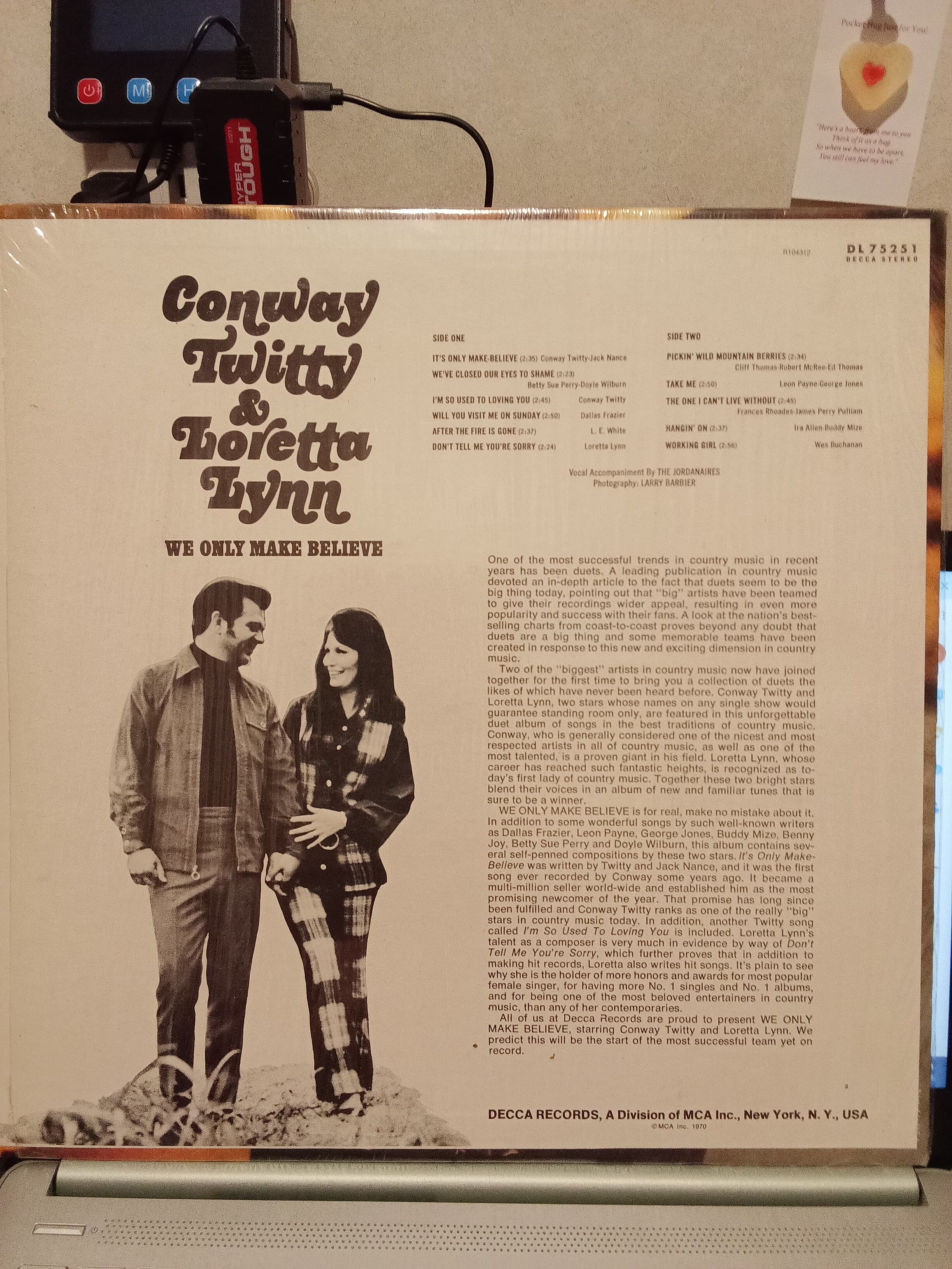 Loretta Lynn & Conway Twitty Vinyl Record - We Only Make Believe - Thumbnail 2