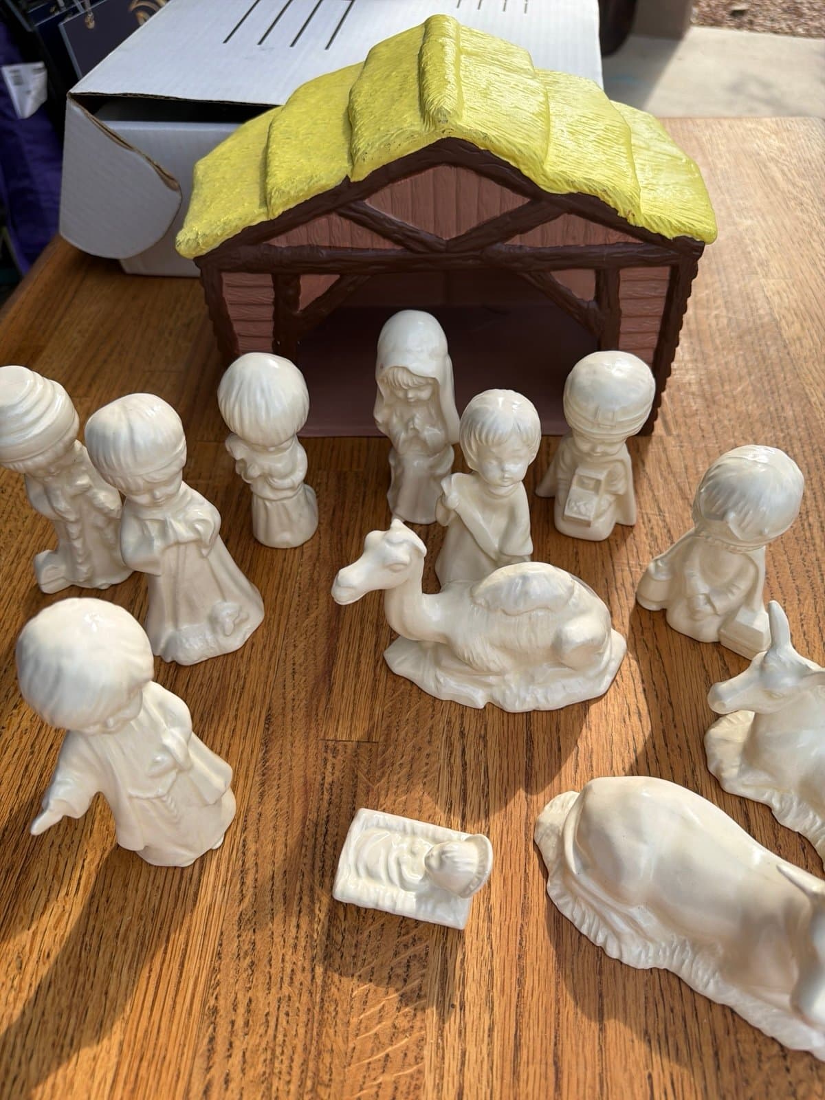 1970s Vintage 13 piece Gare nativity set white bisque - Thumbnail 2