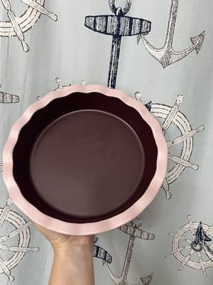NIB Noon & Moon Pie Dish, Taupe and Cherry Lacquer Trim, 9 Inch - Thumbnail 2