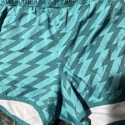 Old Navy Women's Size Medium Active Green High-Rise Go-Dry Bike Shorts - Thumbnail 3