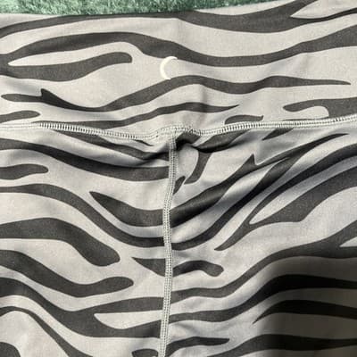 Knix Zebra Pattern Workout Shorts Womens Size L Leakproof Athletics. Inseam 6 in - Thumbnail 4
