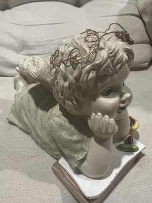 A Resin Figurine of A Cherubic Child with A Dog and Art Supplies. Vintage 1995 - Thumbnail 9