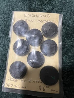 Vintage Rifle Brigade Military Buttons with Crown and Rifle Insignia. Lot of 8 - Thumbnail 3
