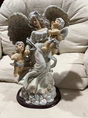 A Resin Figurine of An Angel Holding A Baby and A Cherub. Made In Italy Vintage - Thumbnail 9