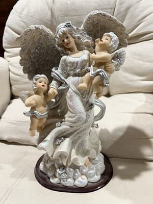 A Resin Figurine of An Angel Holding A Baby and A Cherub. Made In Italy Vintage - Thumbnail 8