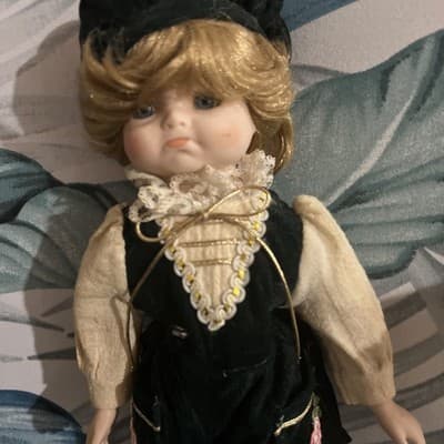 VINTAGE COLLECTIBLE 14”PORCELAIN DOLL IN GREEN VELVET PANTS & VEST BLONDE HAIR - Thumbnail 3