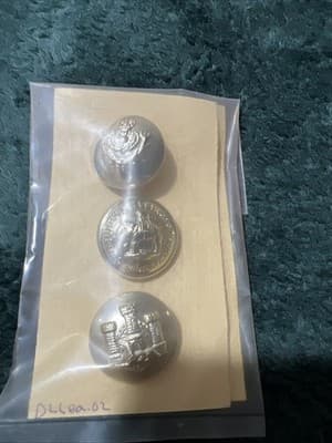 A set of three collectible British military uniform buttons. Set Of 3 Buttons. - Thumbnail 2