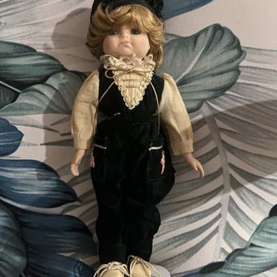 VINTAGE COLLECTIBLE 14”PORCELAIN DOLL IN GREEN VELVET PANTS & VEST BLONDE HAIR - Thumbnail 2