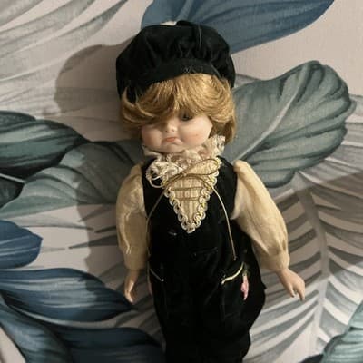 VINTAGE COLLECTIBLE 14”PORCELAIN DOLL IN GREEN VELVET PANTS & VEST BLONDE HAIR - Thumbnail 14