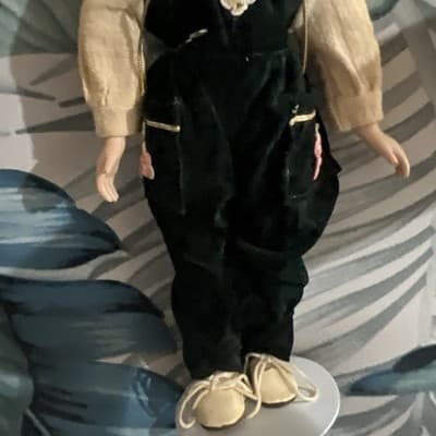 VINTAGE COLLECTIBLE 14”PORCELAIN DOLL IN GREEN VELVET PANTS & VEST BLONDE HAIR - Thumbnail 6