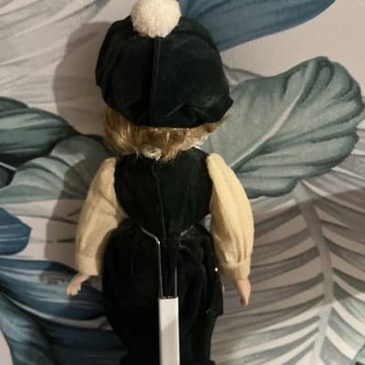 VINTAGE COLLECTIBLE 14”PORCELAIN DOLL IN GREEN VELVET PANTS & VEST BLONDE HAIR - Thumbnail 10