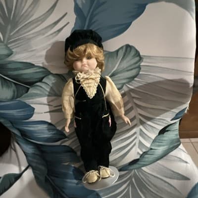 VINTAGE COLLECTIBLE 14”PORCELAIN DOLL IN GREEN VELVET PANTS & VEST BLONDE HAIR - Thumbnail 15