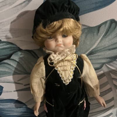 VINTAGE COLLECTIBLE 14”PORCELAIN DOLL IN GREEN VELVET PANTS & VEST BLONDE HAIR - Thumbnail 9