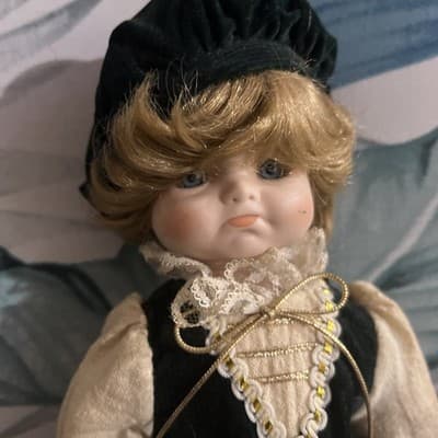 VINTAGE COLLECTIBLE 14”PORCELAIN DOLL IN GREEN VELVET PANTS & VEST BLONDE HAIR - Thumbnail 5