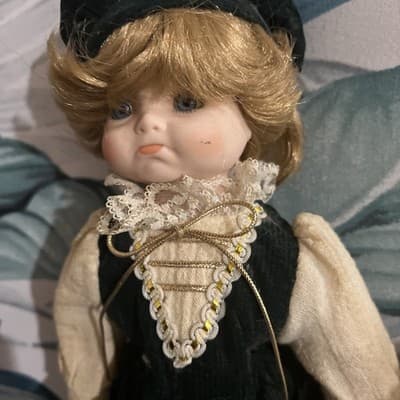 VINTAGE COLLECTIBLE 14”PORCELAIN DOLL IN GREEN VELVET PANTS & VEST BLONDE HAIR - Thumbnail 4