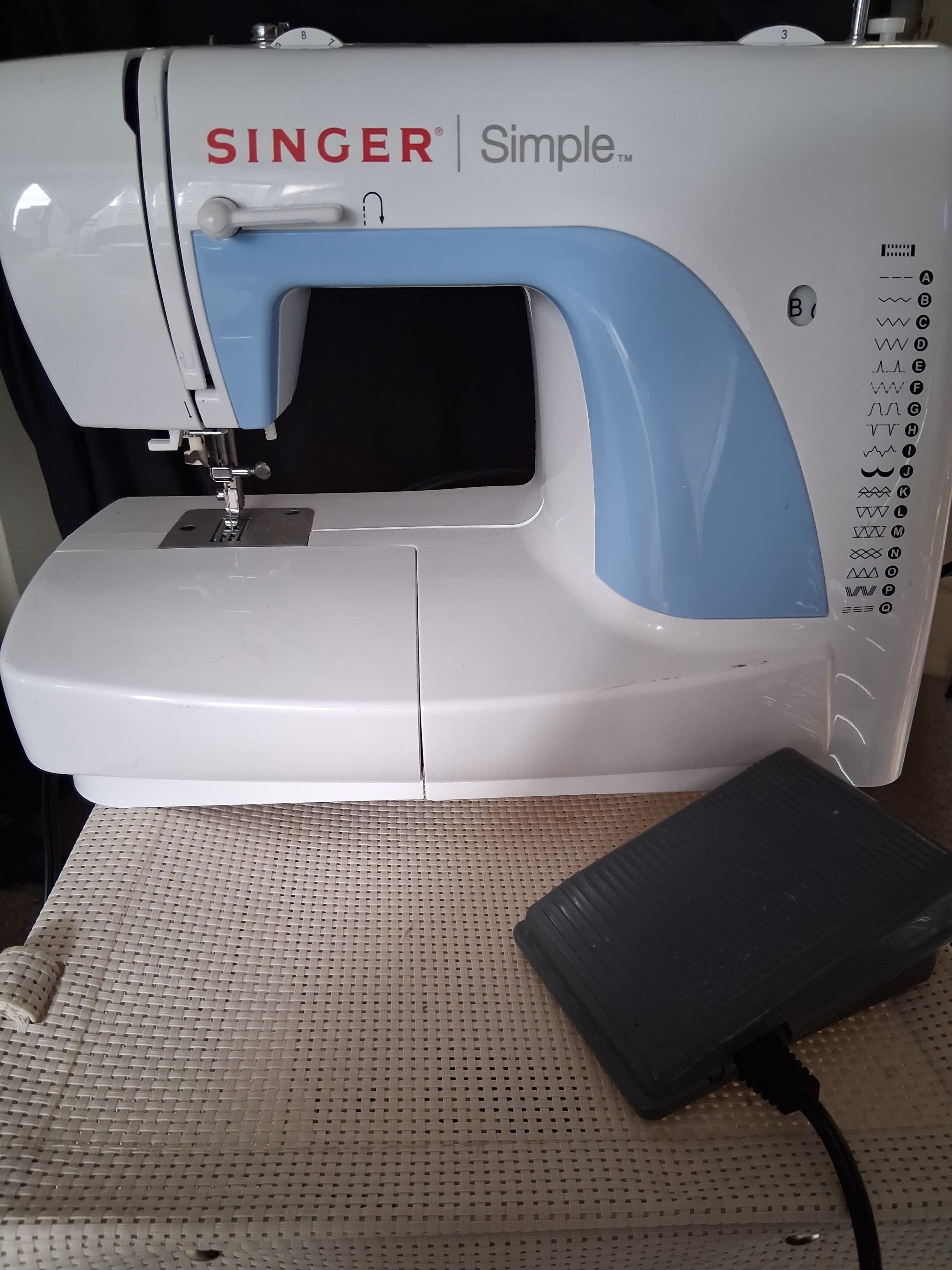 Singer Simple Sewing Machine with Foot Pedal