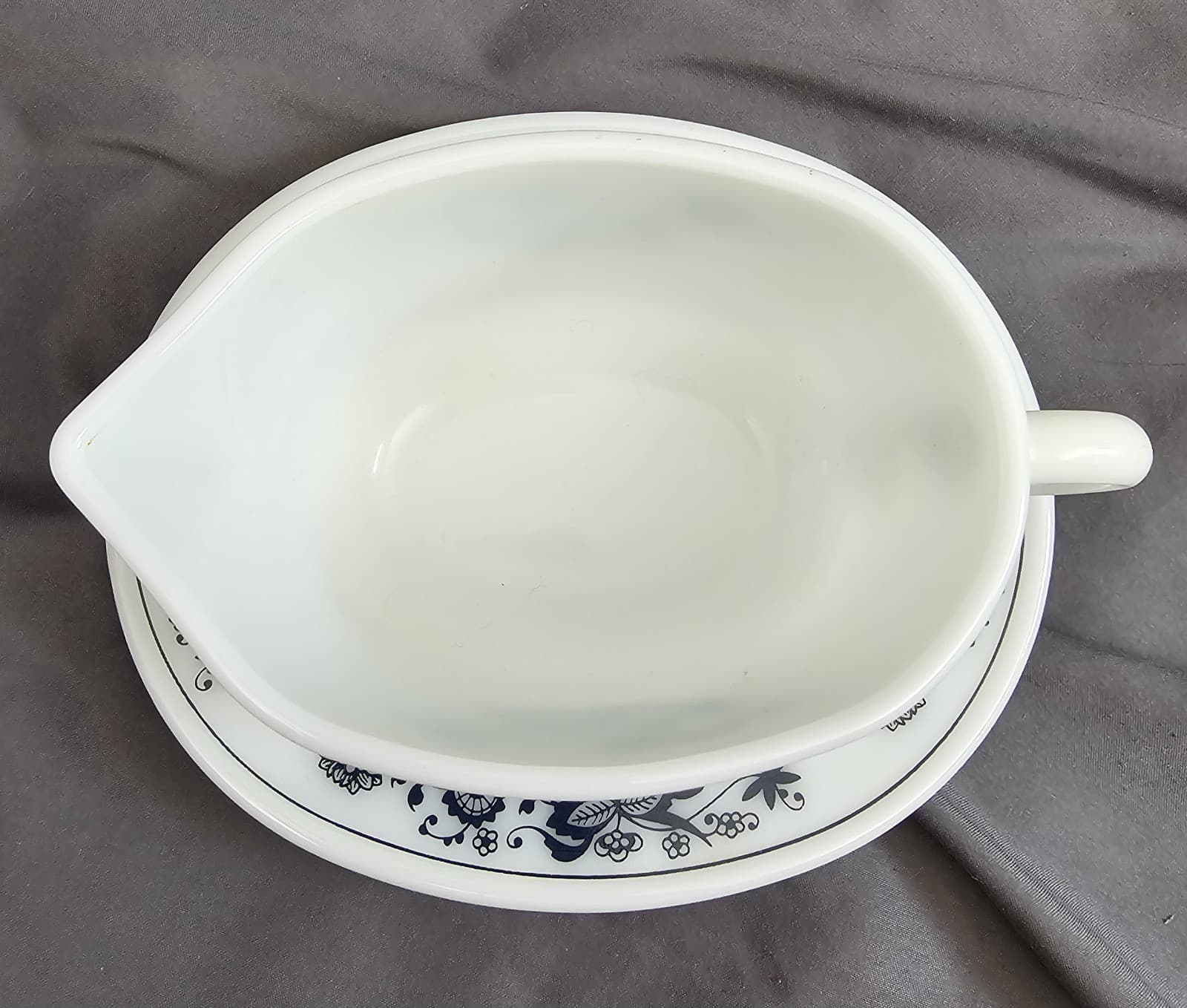 Pyrex Corningware Old Town Blue Onion Gravy Boat and Underplate Set 77-B, 77-U - Thumbnail 3