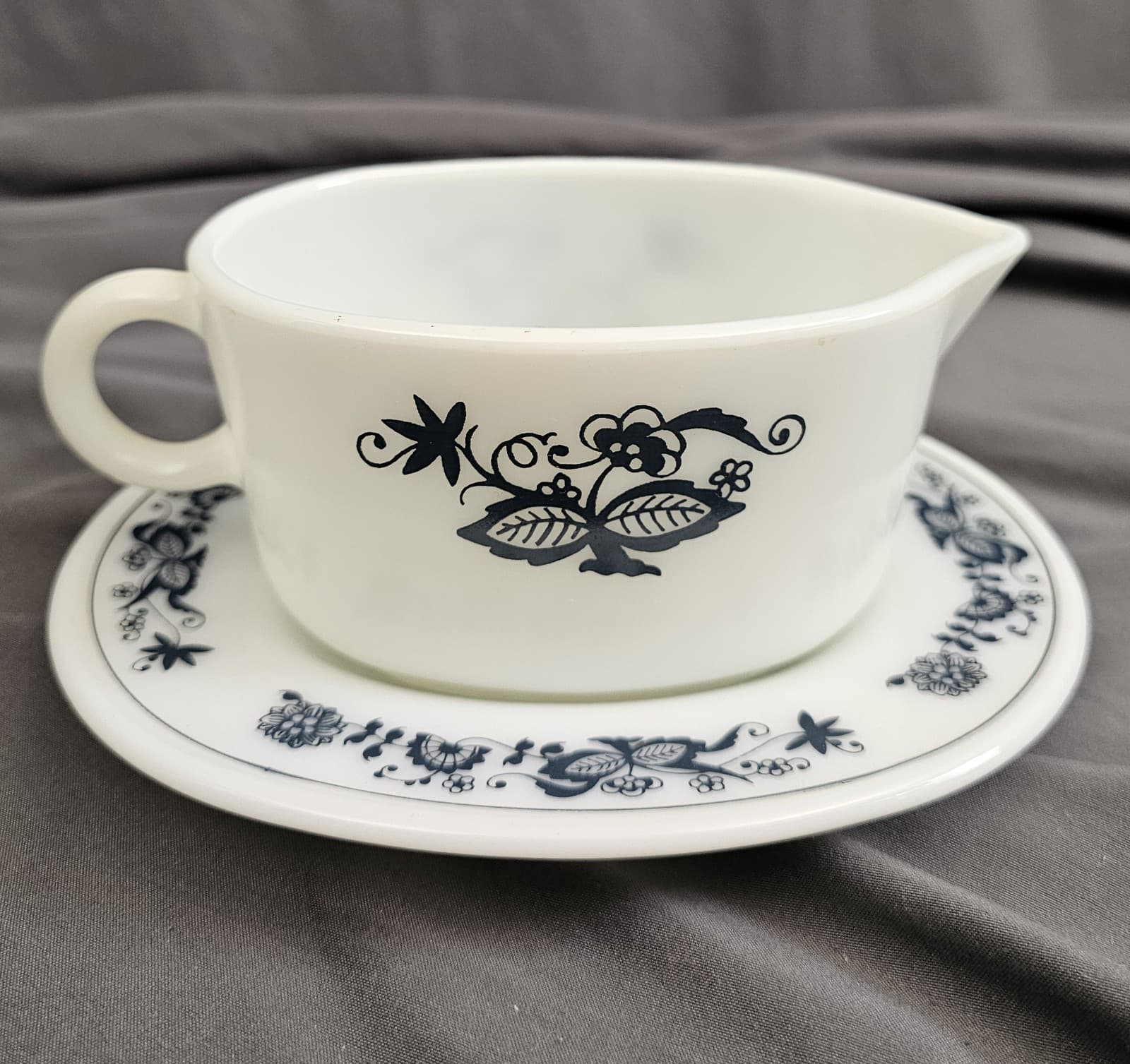 Pyrex Corningware Old Town Blue Onion Gravy Boat and Underplate Set 77-B, 77-U - Thumbnail 4