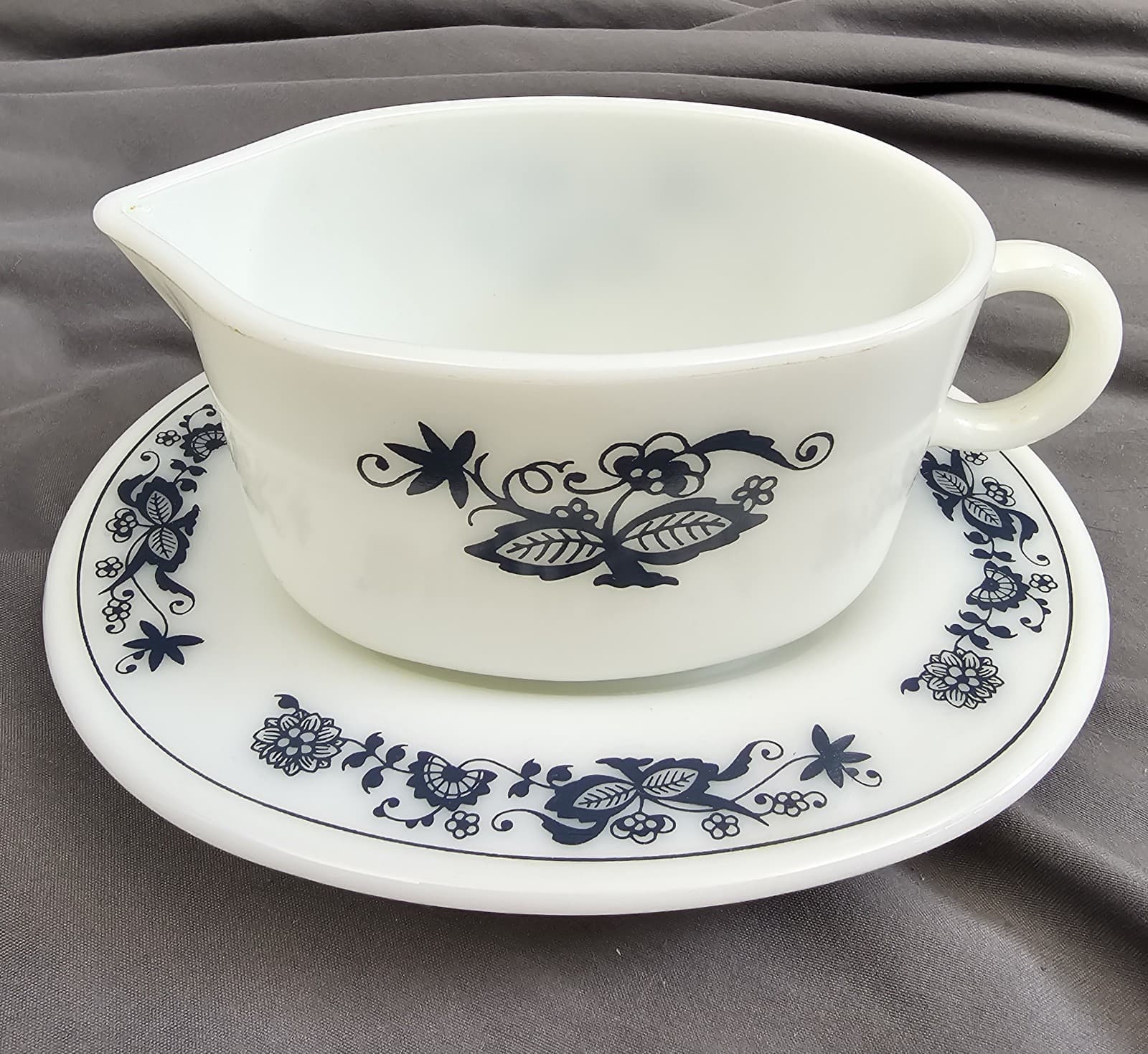 Pyrex Corningware Old Town Blue Onion Gravy Boat and Underplate Set 77-B, 77-U - Thumbnail 2