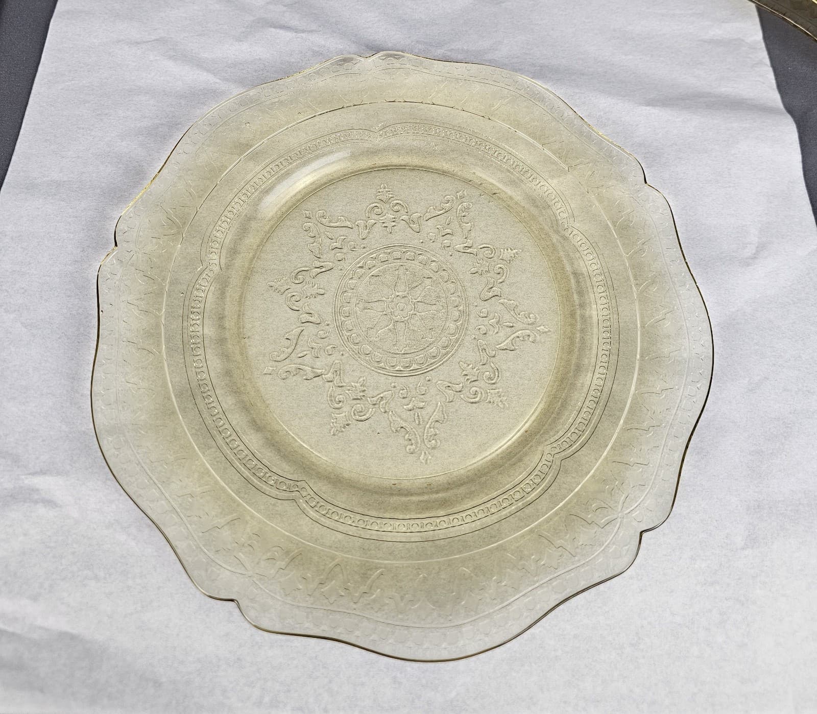 (2) 9.25" Federal Glass Amber Depression Patrician Spoke Scallop Dinner Plate - Thumbnail 4