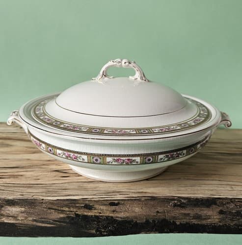 Vintage Covered Vegetable Bowl. Fine China Johnson Brothers. England. Crazing.