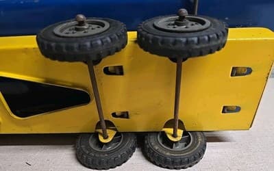 VINTAGE ALL ORIGINAL WYANDOTTE PRESSED STEEL TRUCK WITH DUMP BED - Thumbnail 3