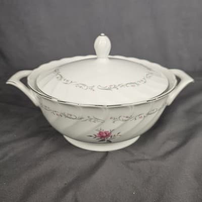 Royal Swirl Casserole Vegetable Serving Covered Bowl Dish Handles 8.5" VTG Fine