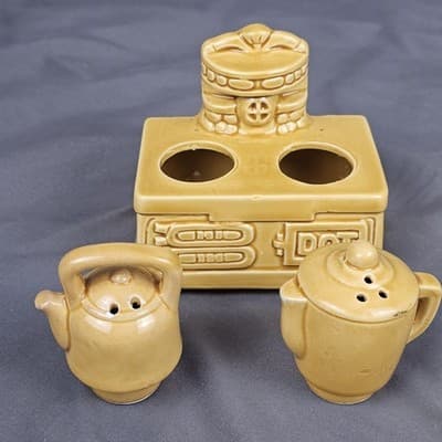 Vintage Artmark Wood Stove with Coffee and Tea Pot Salt and Pepper Shakers - Thumbnail 3