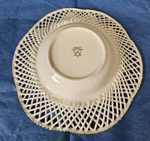 Embacy Weave Embossed 3-D Porcelain Bud Vase Gold Rim 7" - Thumbnail 2