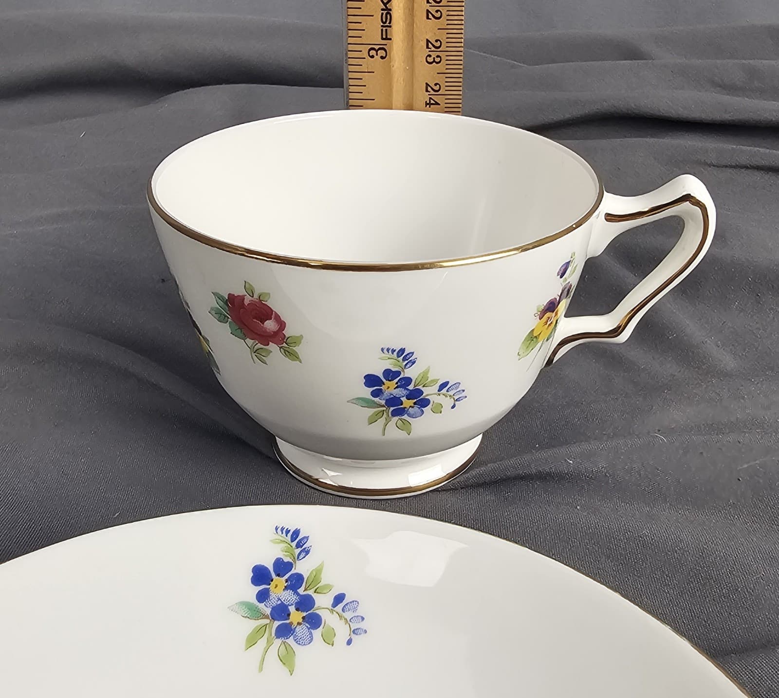 Vtg Royal Victoria Fine Bone China Teacup & Saucer Floral Rose Gold Trim England - Thumbnail 9