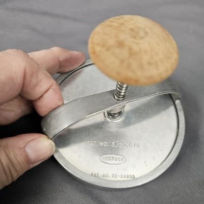 Vintage Androck Aluminum Spring Punch Biscuit Cookie Cutter Wood Knob Handle - Thumbnail 5