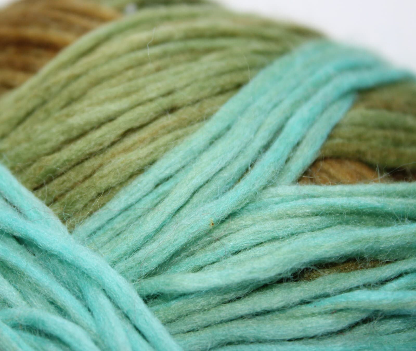 Schoppel Gradient Col 2202 Green Mix 100% Merino Virgin Wool 100gr 260m - Thumbnail 2