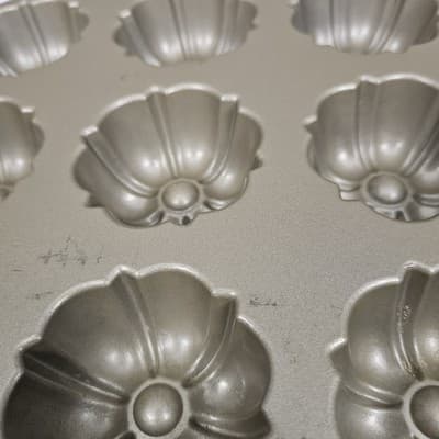 Nordic Ware Bundt Brownie Pan 12 Count Aluminum Non Stick Holiday Baking - Thumbnail 9