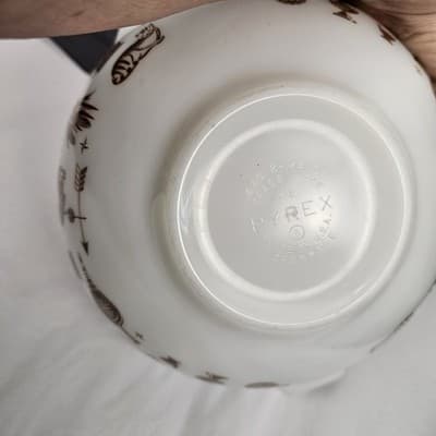 PYREX Early American Cinderella Mixing Bowl, #443, 2-1/2 QT, White & Brown - Thumbnail 7