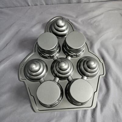 Wilton Tree Shape Cup Cake Baking Pan 4 cupcakes with 3D Tops - Thumbnail 2