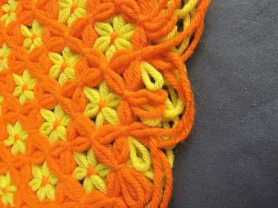 Vintage Retro 4 Hand Crocheted Orange Yellow Placemats Daises Loop Fringe - Thumbnail 4
