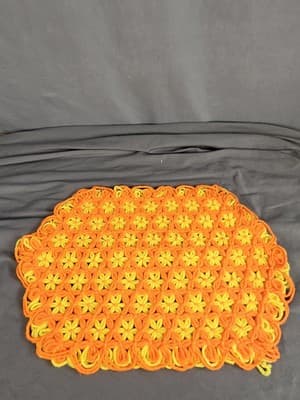 Vintage Retro 4 Hand Crocheted Orange Yellow Placemats Daises Loop Fringe - Thumbnail 2