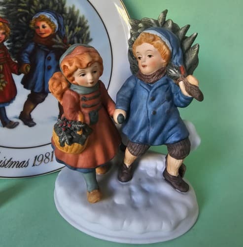 Keeping The Christmas Tradition - AVON 1981 Memories Figurine Plate Thimble Set - Thumbnail 3
