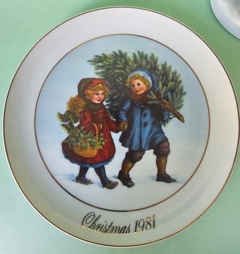 Keeping The Christmas Tradition - AVON 1981 Memories Figurine Plate Thimble Set - Thumbnail 4