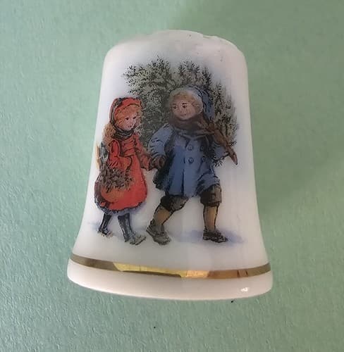 Keeping The Christmas Tradition - AVON 1981 Memories Figurine Plate Thimble Set - Thumbnail 9