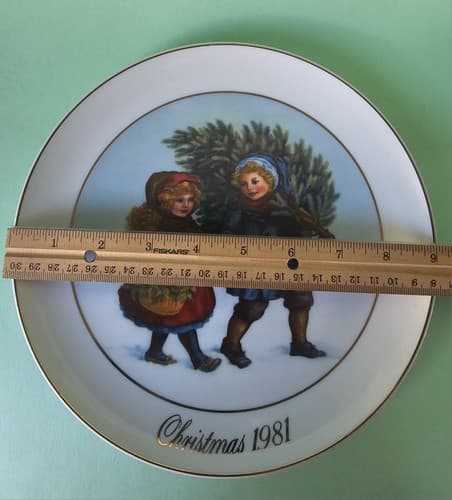 Keeping The Christmas Tradition - AVON 1981 Memories Figurine Plate Thimble Set - Thumbnail 6