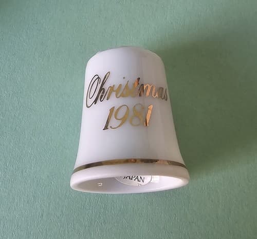 Keeping The Christmas Tradition - AVON 1981 Memories Figurine Plate Thimble Set - Thumbnail 10