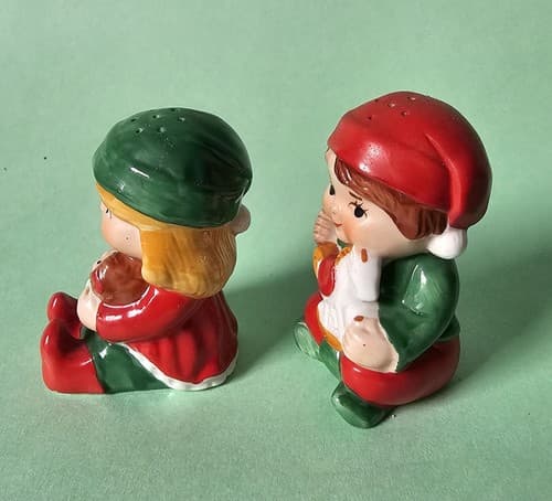 Avon 1983 Elves Christmas Salt and Pepper Shaker Set Cute 2.5" Tall - Thumbnail 3